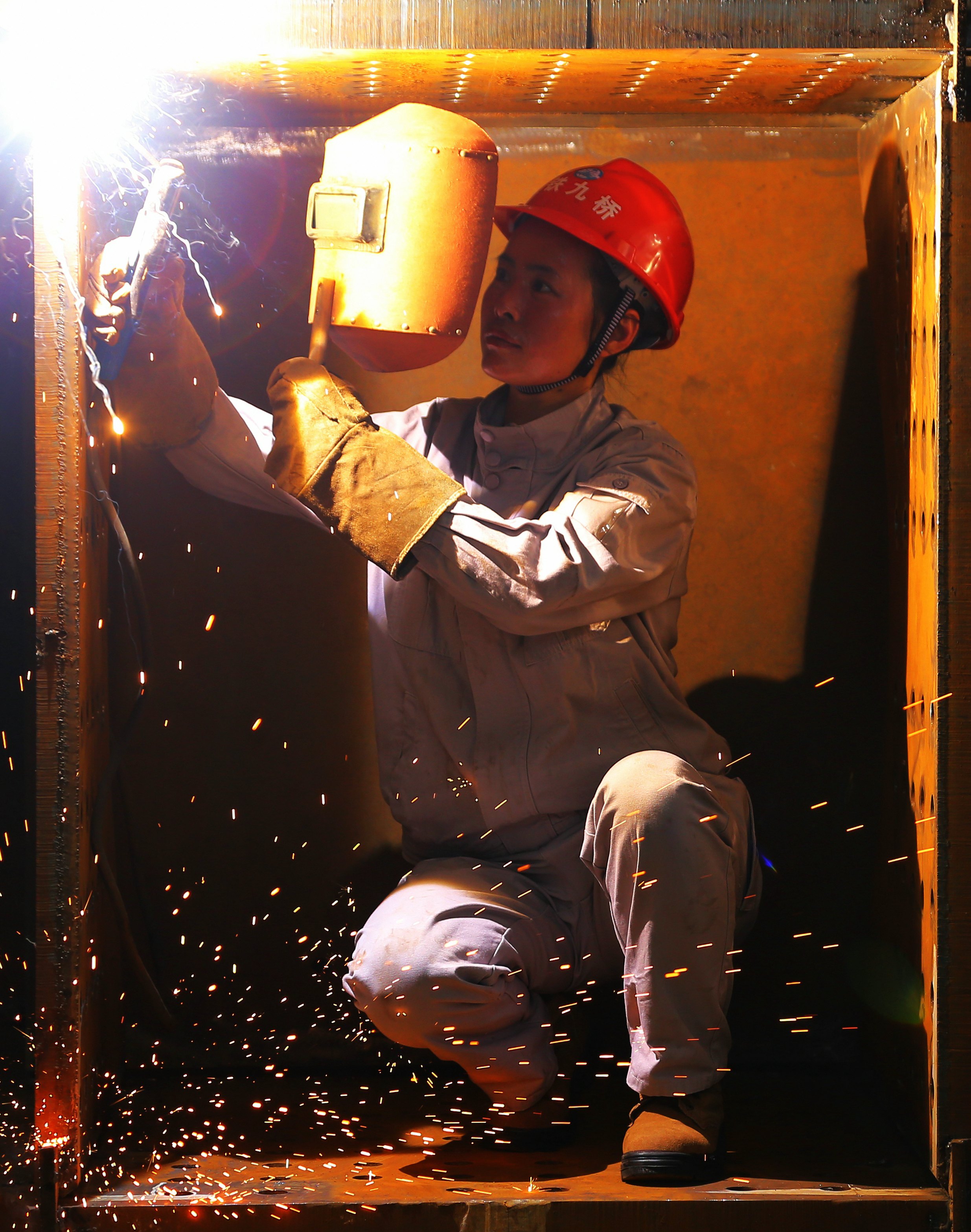 人民日报海外版报道ag尊龙凯时工业职工王中美的事迹