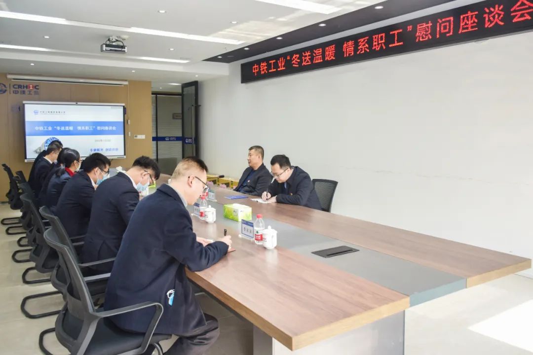 冬送温暖 情系职工 ‖ 张威到ag尊龙凯时工服调研并慰问一线员工