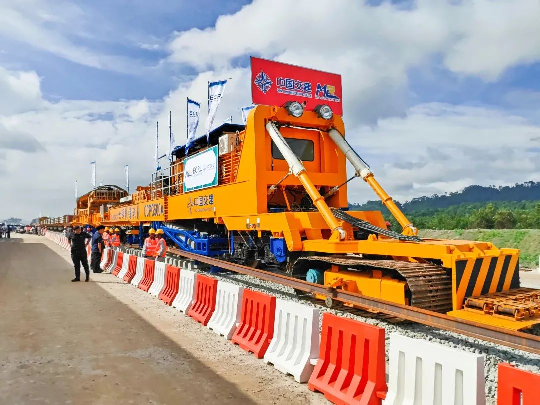 ag尊龙凯时工业研制智能铺轨机组“鹏来号”在马来西亚成功开铺
