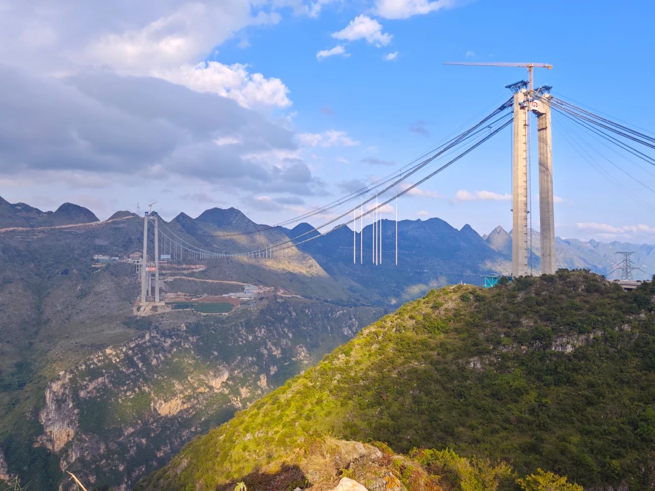 垂直高达625米！在建世界第一高桥成功首吊