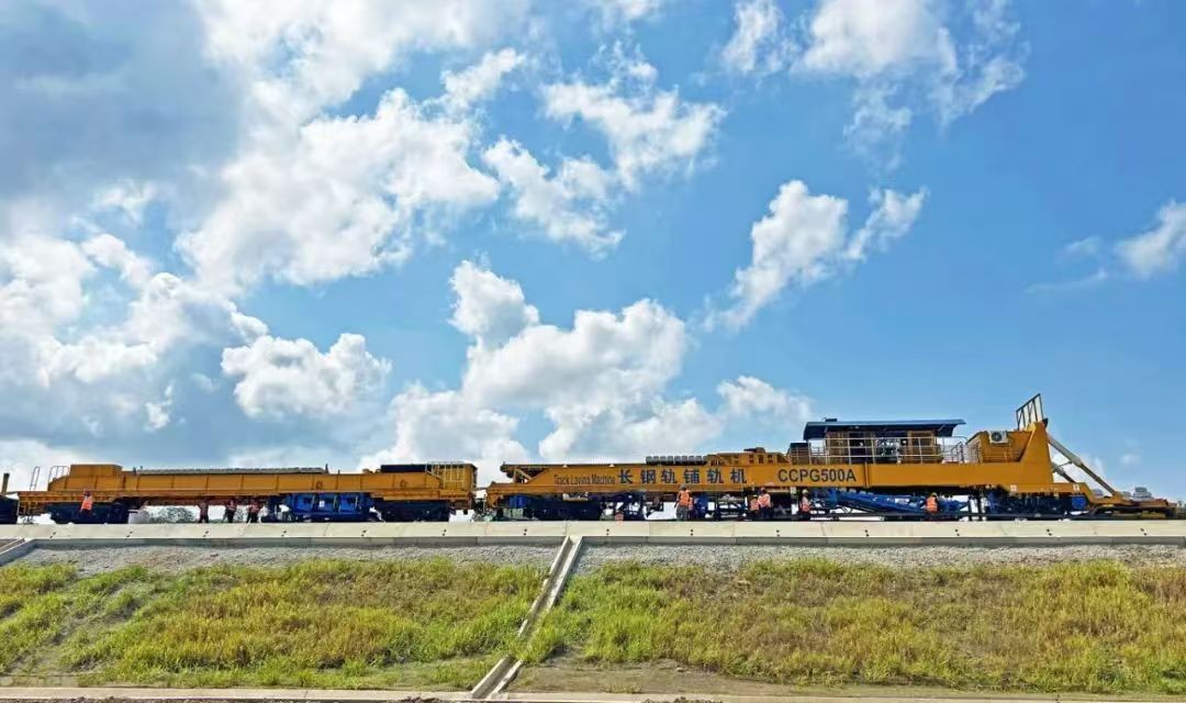 突破200公里！“鹏来号”铺轨机见证中国速度