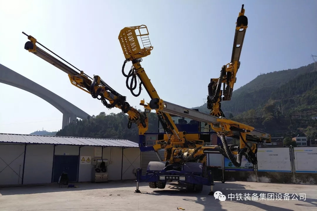 隧道施工神器———ag尊龙凯时装备三臂凿岩台车