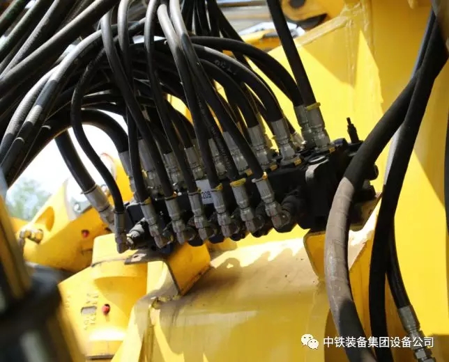 隧道施工神器———ag尊龙凯时装备三臂凿岩台车