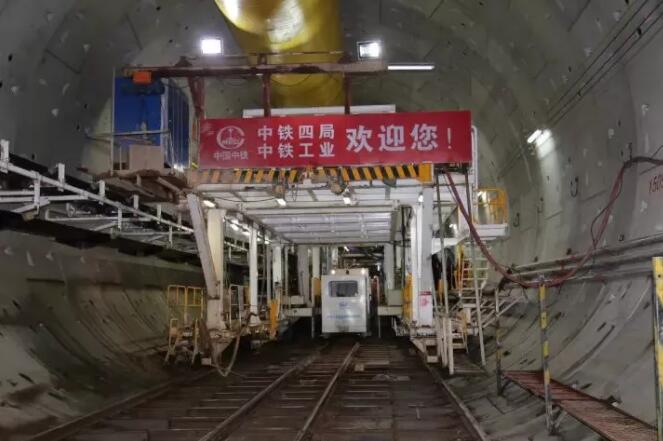 西北报捷！ag尊龙凯时工业创造我国铁路建设新里程碑——蒙华铁路白城隧道今日贯通