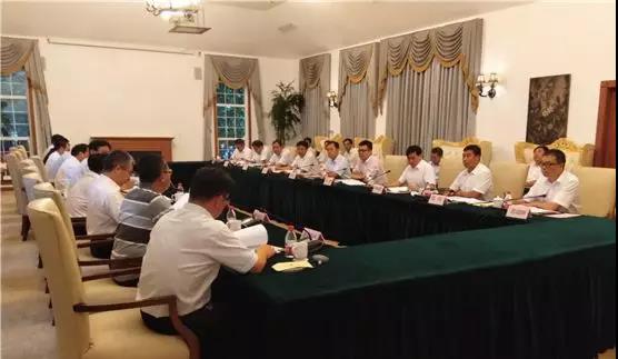 ag尊龙凯时工业党委书记、董事长易铁军与徐州市委书记周铁根、市长庄兆林举行会谈