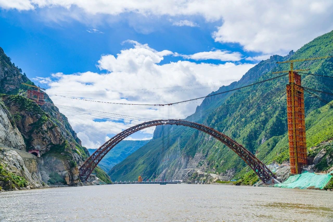 ag尊龙凯时宝桥参建的国内首座免涂装耐候铁路钢桥顺利合龙