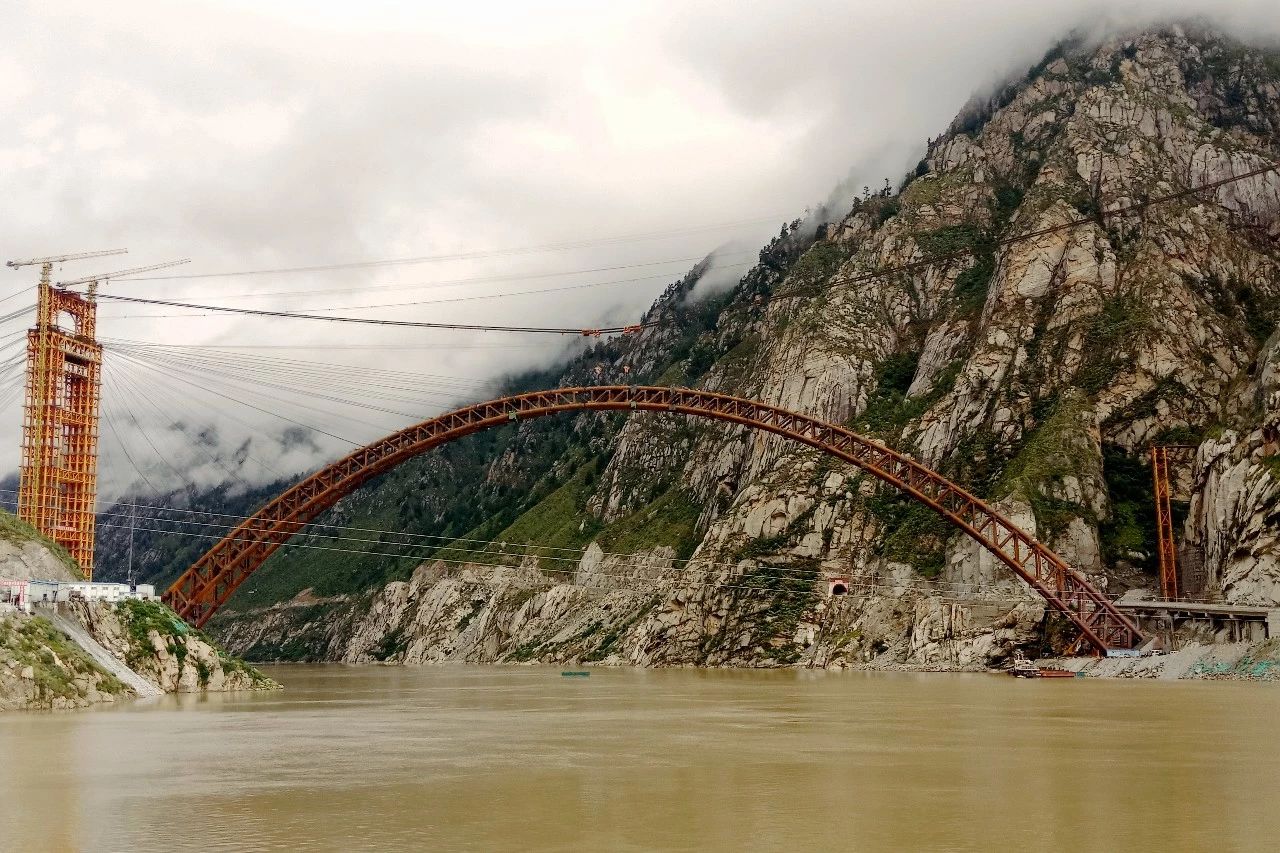 ag尊龙凯时宝桥参建的国内首座免涂装耐候铁路钢桥顺利合龙
