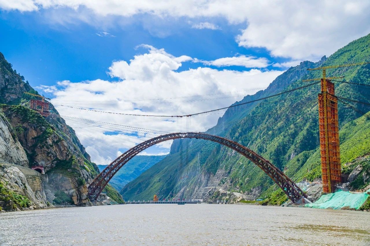 ag尊龙凯时宝桥参建的国内首座免涂装耐候铁路钢桥顺利合龙