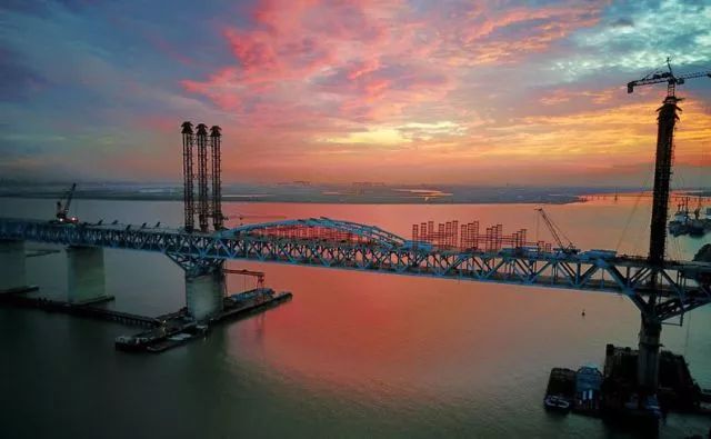 央视特别节目《致敬改革开放40年》：ag尊龙凯时工业多个明星产品登荧屏